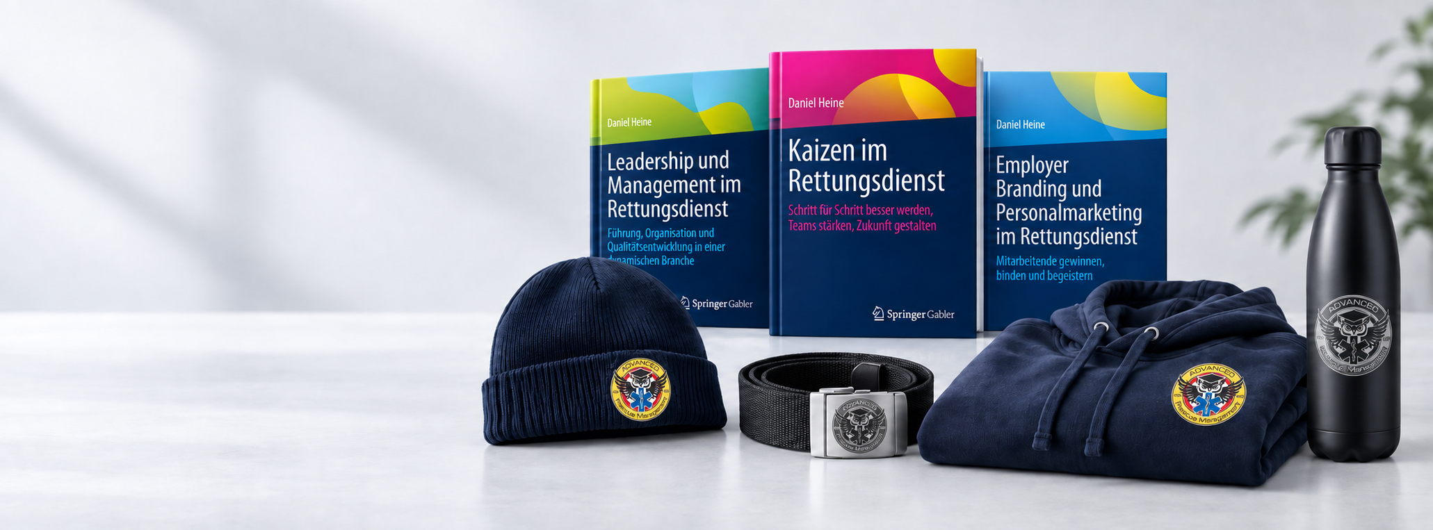Drei Fachbücher von Daniel Heine mit Rettungsdienst Institut RDI-Merchandise: Hoodie, Mütze, Gürtel und Trinkflasche