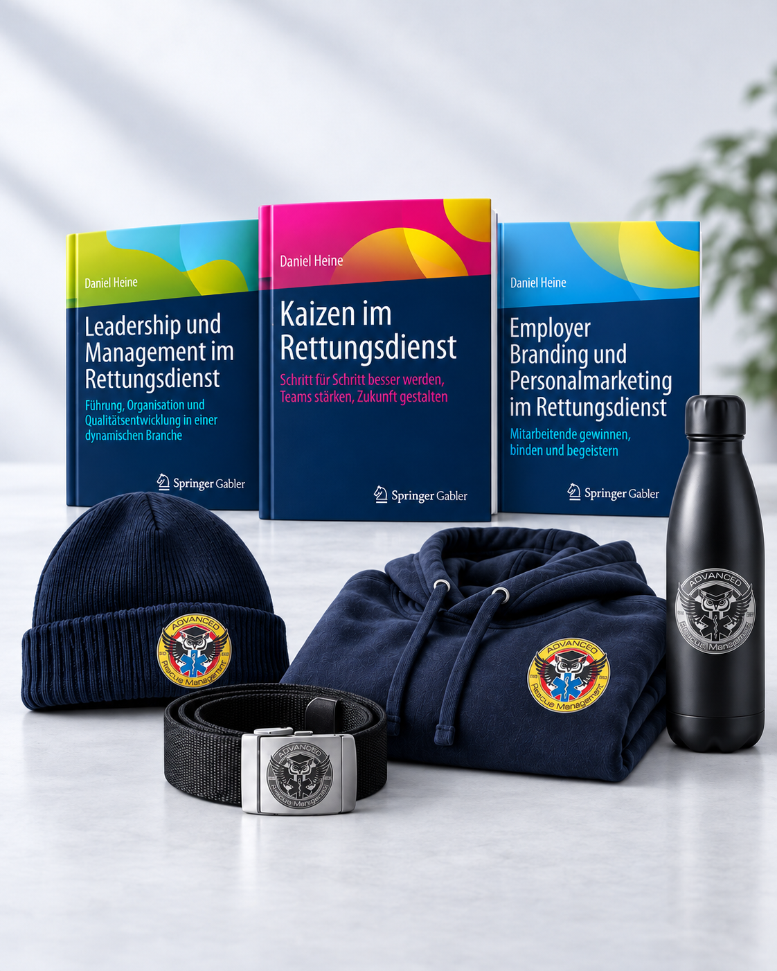 Drei Fachbücher von Daniel Heine mit Rettungsdienst Institut RDI-Merchandise: Hoodie, Mütze, Gürtel und Trinkflasche